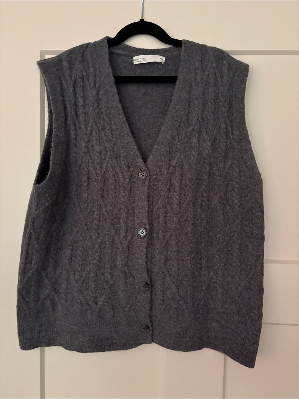 Oak + Fort Button-Front Cable Knit Sleeveless Sweater Vest - Gray